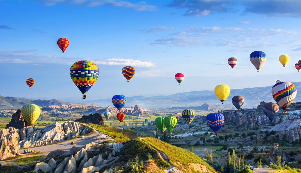 Genießen Sie auf einer optional vor Ort buchbaren Fahrt mit dem Heißluftballon die traumhafte Aussicht hoch über Kappadokien.