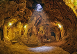 Lernen Sie auf einem spannenden Ausflug unter die Erde die Höhlenwohnungen aus der Bronzezeit kennen.