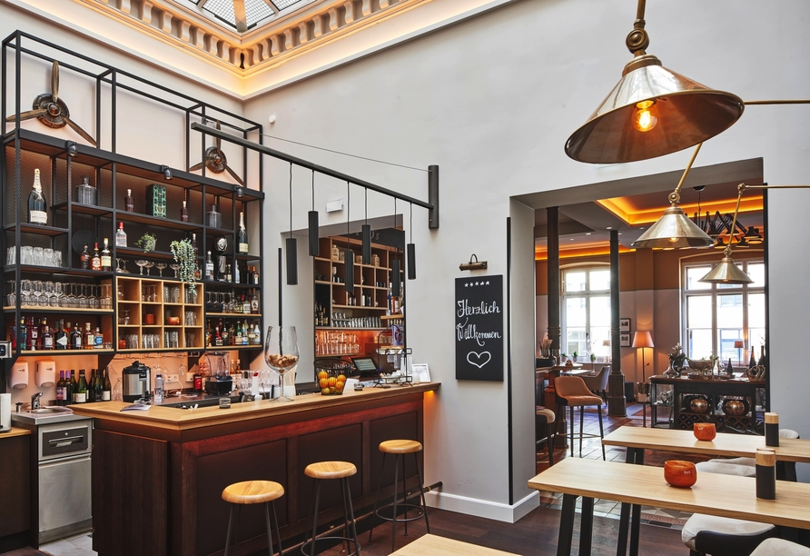Verweilen Sie bei einer Tasse Kaffee und Leckereien in Otto's Bar-Café-Lounge im Anklamer Hof.
