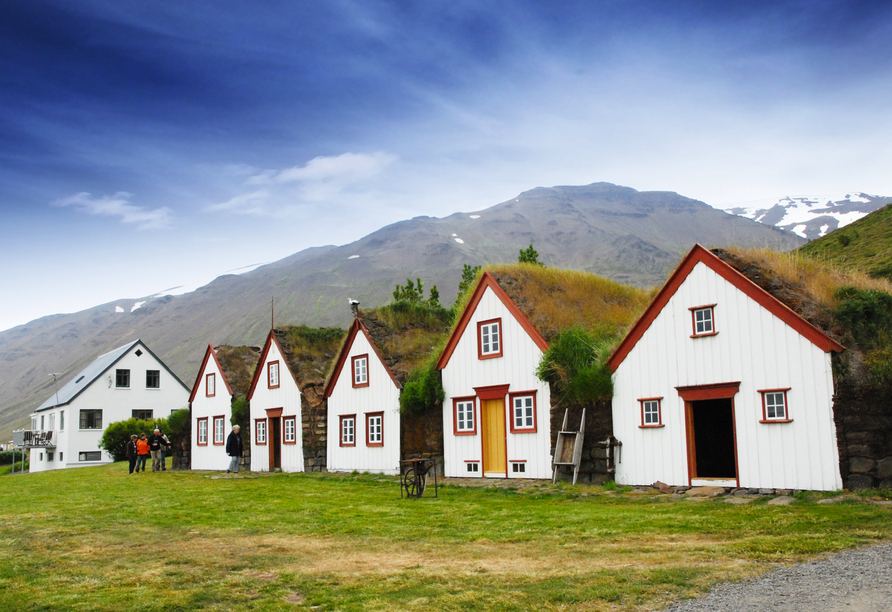 Malerische Natur und romantische Bauten erwarten Sie in Akureyri.