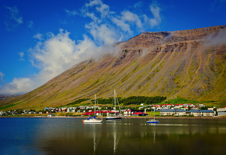 Ísafjörður ist umgeben von den mächtigen Westfjorden.