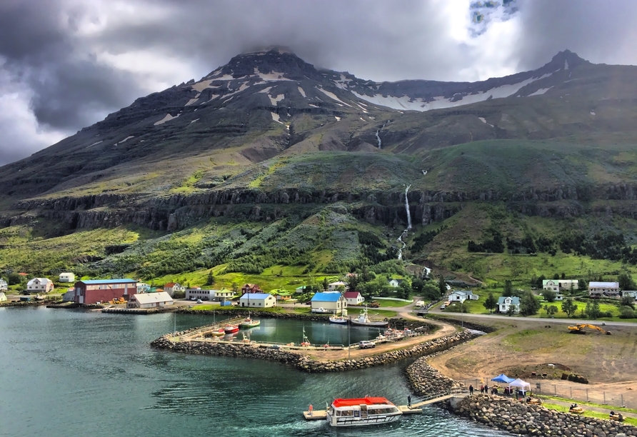 Die malerische Landschaft von Seyðisfjörður können Sie während der Reise ab dem 09.07.23 begutachten.