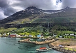Die malerische Landschaft von Seyðisfjörður können Sie während der Reise ab dem 09.07.23 begutachten.