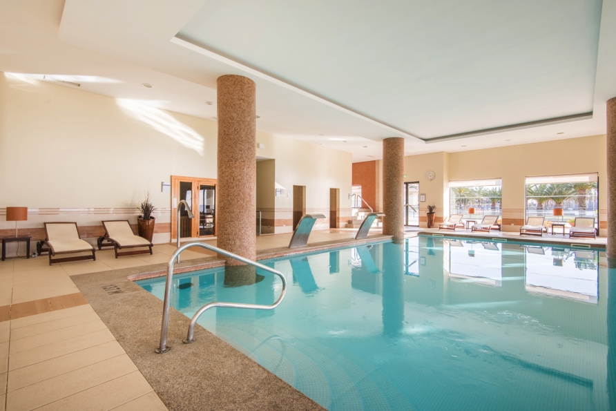 Das Hotel verfügt auch über ein Hallenbad.