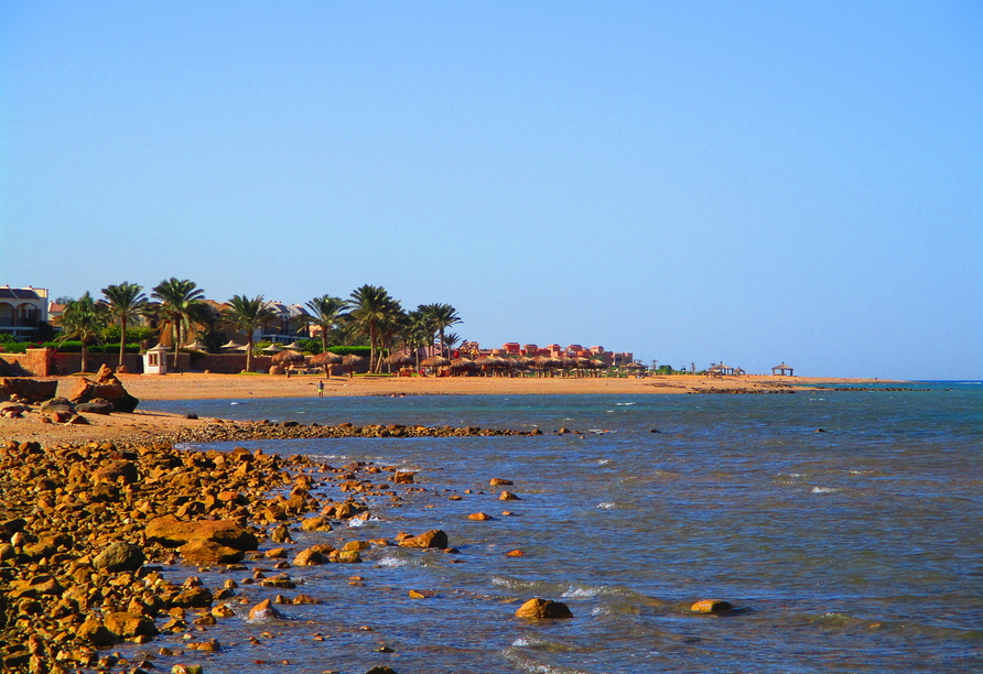 Zurück in Ägypten können Sie in Ain Suchna am Strand die Seele baumeln lassen.