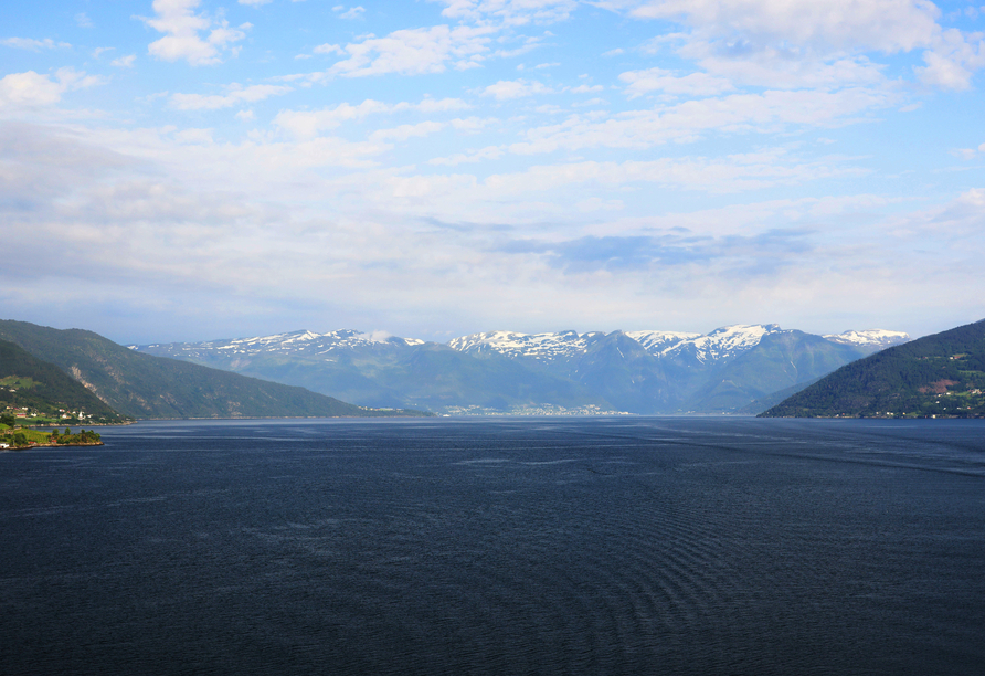 Genießen Sie die Fahrt durch den malerischen Nordfjord bis nach Nordfjordeid.