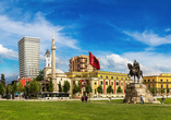 Ihr Ausflug nach Tirana führt Sie unter anderem auf den berühmten Skanderbeg-Platz.