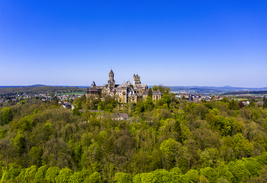 Das märchenhafte Schloss Braunfels ist nur wenige 100 Meter vom Hotel entfernt.