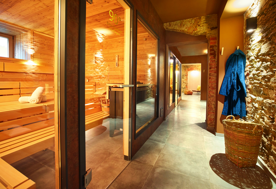 Auf Sie wartet eine gemütliche Saunawelt, mit mehreren Saunen, einem Dusch- und Umkleidebereich sowie zwei Ruheräumen.