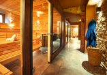 Auf Sie wartet eine gemütliche Saunawelt, mit mehreren Saunen, einem Dusch- und Umkleidebereich sowie zwei Ruheräumen.