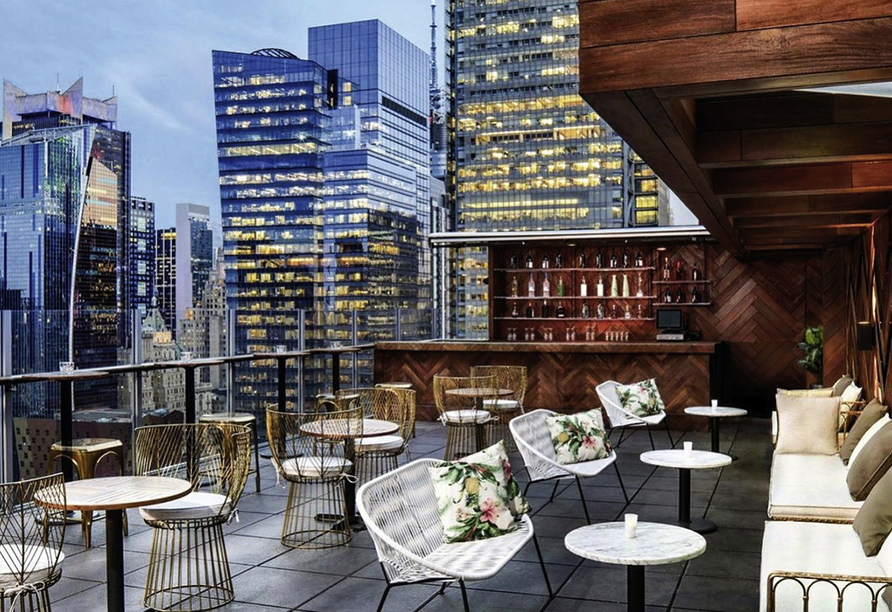 Genießen Sie den Blick auf New York von der Dachterrasse Ihres Hotels aus.