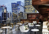 Genießen Sie den Blick auf New York von der Dachterrasse Ihres Hotels aus.