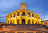 Auf den Spuren der alten Römer besuchen Sie das Amphitheater in Arles.