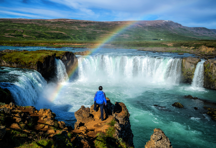 Von Akureyri aus sollten Sie unbedingt einen Ausflug zu dem atemberaubenden Wasserfall Goðafoss unternehmen.