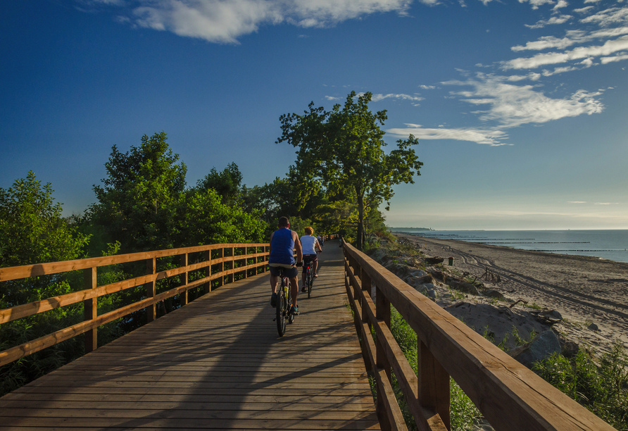 An der langen Strandpromenade können Sie wunderbar spazieren oder Fahrrad fahren.