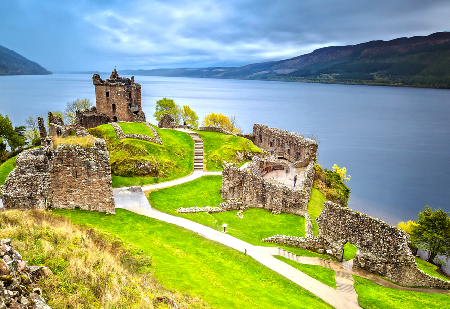 Über dem berühmten Loch Ness See thront die Ruine von Urquhart Castle.