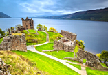 Über dem berühmten Loch Ness See thront die Ruine von Urquhart Castle.
