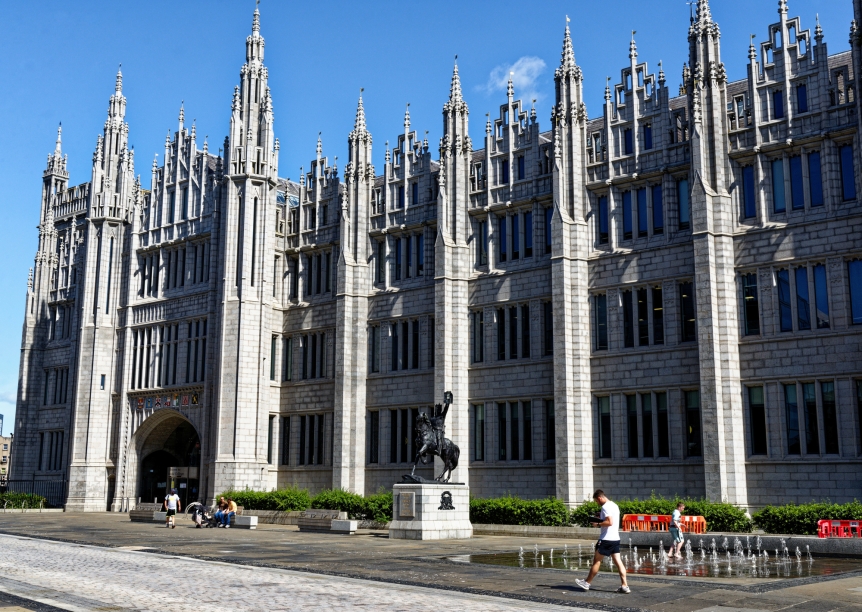 Aberdeen ist bekannt für seine beeindruckenden Gebäude aus Granit, wie das Marischal College.