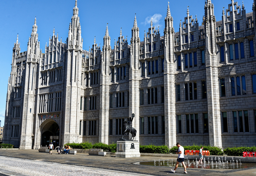 Das Marischal College in Aberdeen wurde aus weißem Granitstein erbaut.