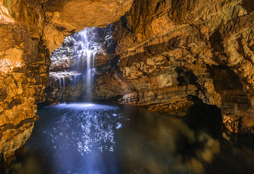 Eine bezaubernde Atmosphäre erleben Sie in der Meereshöhle Smoo Cave.