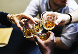 Probieren Sie echten schottischen Whisky bei der Verkostung in einer Brennerei.
