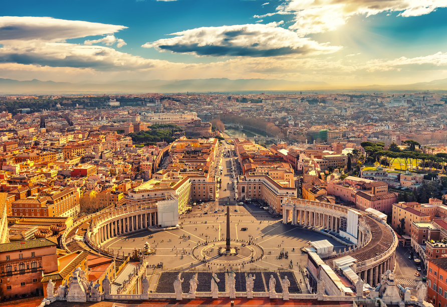 Der Blick von der Kuppel des Petersdoms auf den Petersplatz (Piazza San Pietro) ist spektakulär.