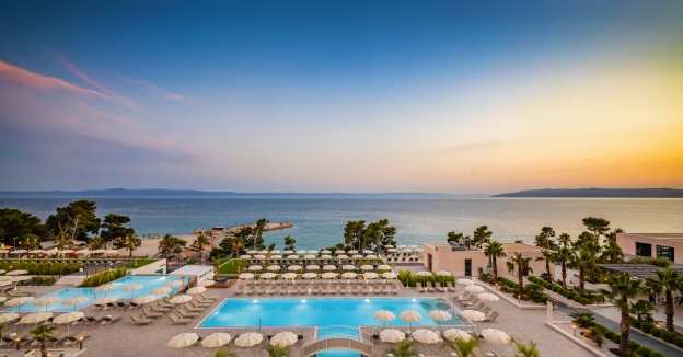 Freuen Sie sich auf unvergessliche Sonnenuntergänge im Aminess Khalani Beach Hotel in Makarska.