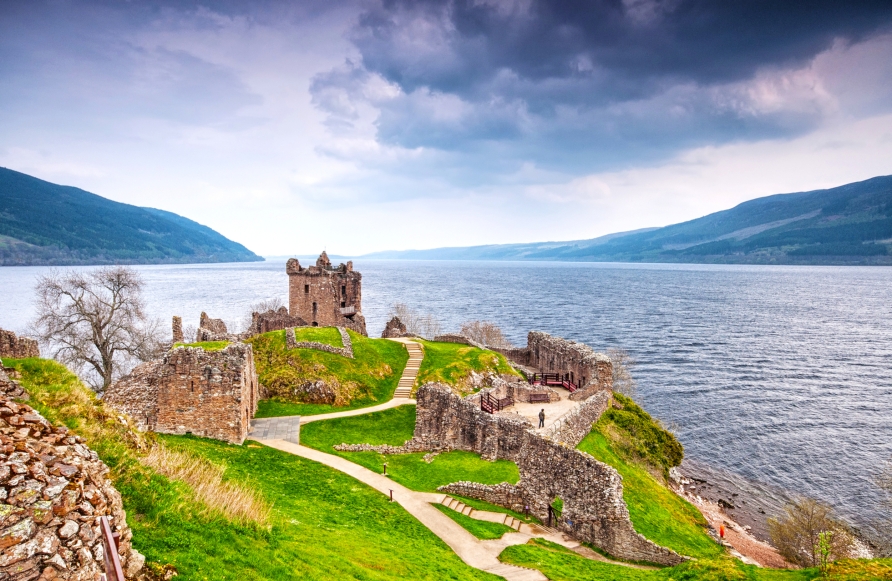 Je nach Route halten Sie in Invergordon, Schottland, von wo aus sich ein Ausflug nach Loch Ness anbietet.