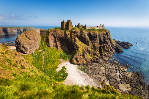Erleben Sie die faszinierende Naturlandschaft Schottlands. Von Aberdeen lohnt sich zum Beispiel ein Ausflug zum Dunnottar Castle.