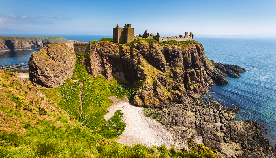 Erleben Sie die faszinierende Naturlandschaft Schottlands. Von Aberdeen lohnt sich zum Beispiel ein Ausflug zum Dunnottar Castle.