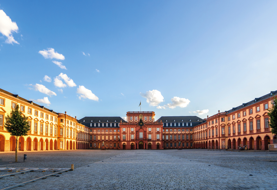 Das historische Barockschloss in Mannheim ist nur eine der vielfältigen Sehenswürdigkeiten der Stadt.