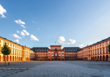 Das historische Barockschloss in Mannheim ist nur eine der vielfältigen Sehenswürdigkeiten der Stadt.
