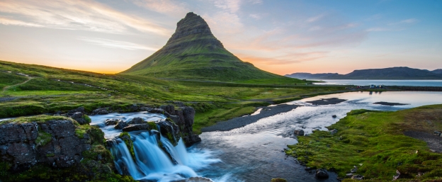 Das Naturwunder Island erwartet Sie mit tollen Ausflugszielen, darunter der Berg Kirkjufell in Grundarfjörður.