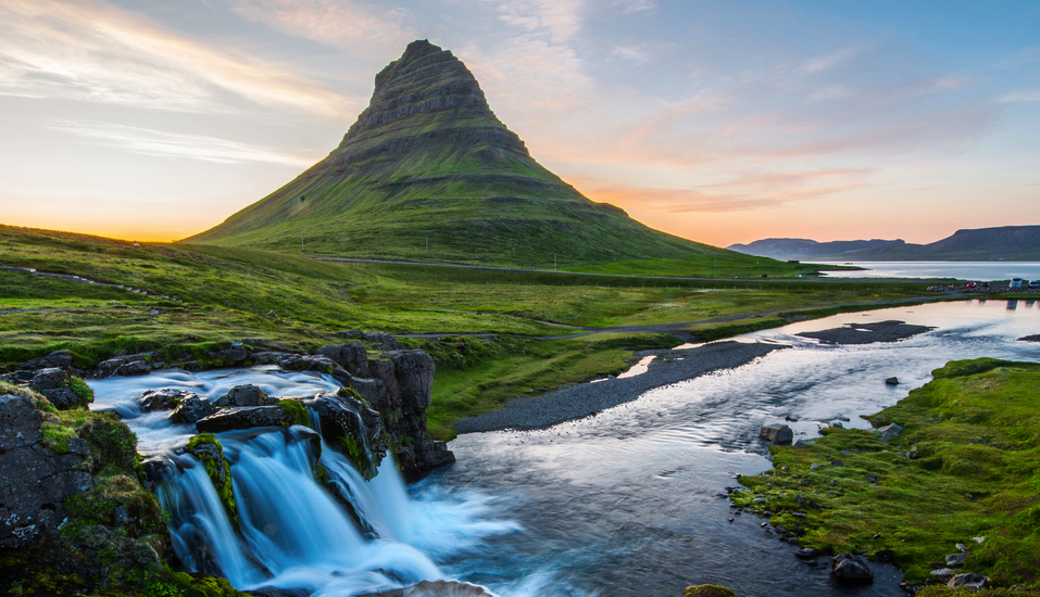 Das Naturwunder Island erwartet Sie mit tollen Ausflugszielen, darunter der Berg Kirkjufell in Grundarfjörður.