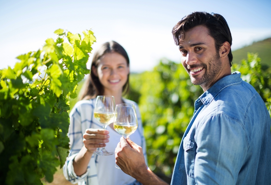 Genießen Sie den köstlichen Wein der Region bei einem herrlichen Blick auf die Mosel!