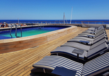 Für Abkühlung sorgt der Pool am Heck des Schiffes.