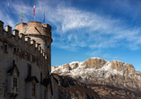 Besuchen Sie das imposante Castello del Buonconsiglio in der winterlichen Landschaft von Trient.