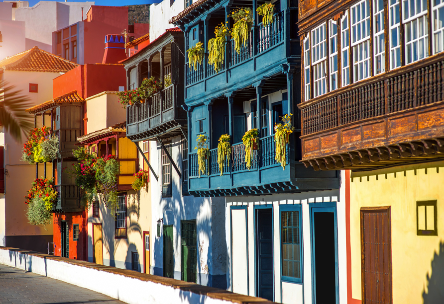 Die bunten Häusschen und Gassen machen Santa Cruz de La Palma zu einem farbenfrohen Ort.