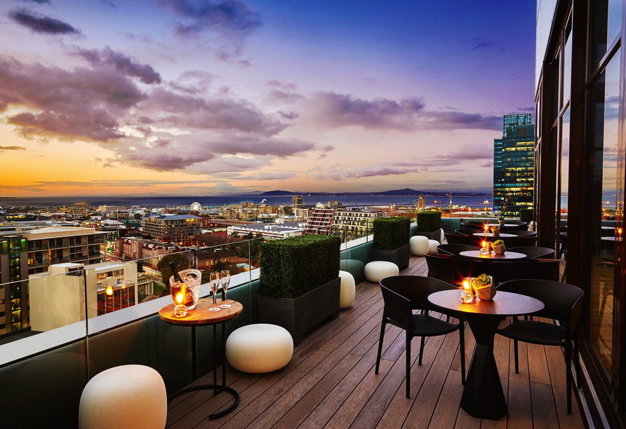 Genießen Sie die herrliche Aussicht über Kapstadt von der Dachterrasse Ihres Hotels.
