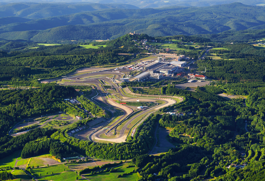 Der legendäre Nürburgring ist nur einen Katzensprung vom Ferienpark entfernt.