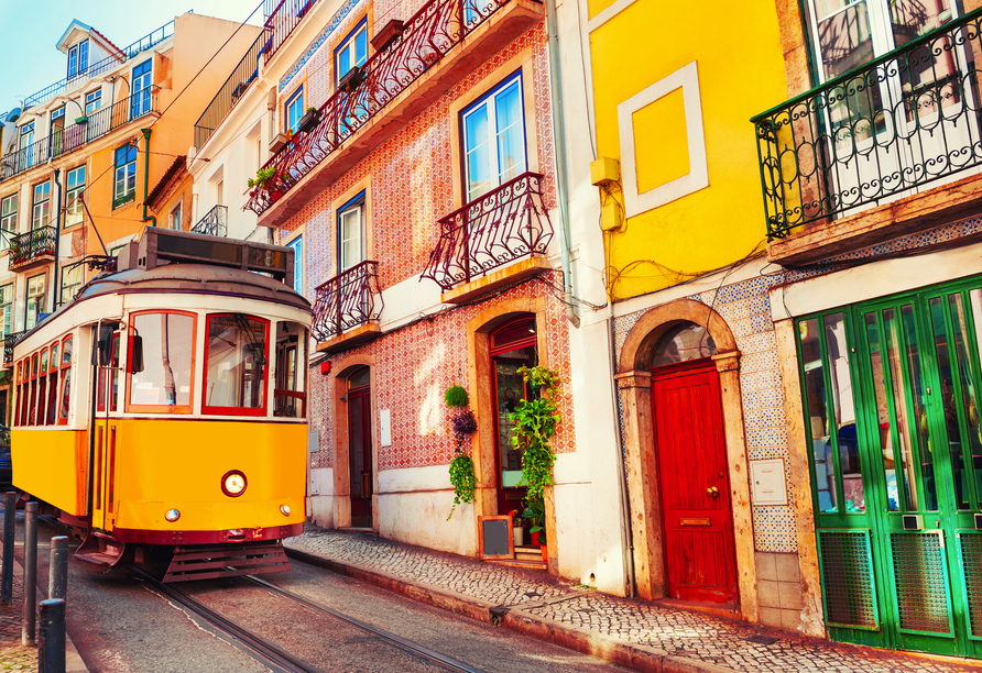 Die gelbe Tram ist typisch für Portugals Hauptstadt Lissabon.
