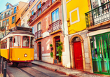 Die gelbe Tram ist typisch für Portugals Hauptstadt Lissabon.