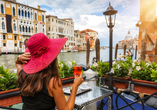Genießen Sie einen Aperitif am Canale Grande und spüren Sie die besondere Atmosphäre in Venedig.