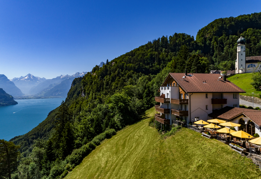 Das Hotel Bellevue beeindruckt mit einer einzigartigen Lage oberhalb des Vierwaldstättersees in der Schweiz.