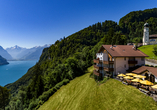Das Hotel Bellevue beeindruckt mit einer einzigartigen Lage oberhalb des Vierwaldstättersees in der Schweiz.