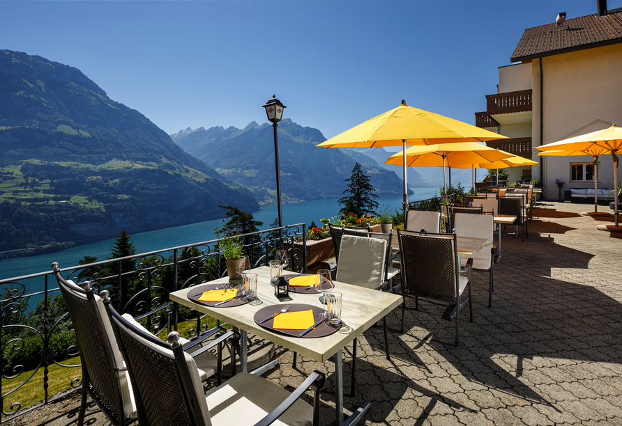 Speisen Sie bei einem fantastischen Ausblick auf der Terrasse des Hotels Bellevue in Seelisberg.