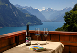 Genießen Sie Ihre wohlverdiente Ausszeit inmitten des atemberaubenden Schweizer Bergpanoramas. 