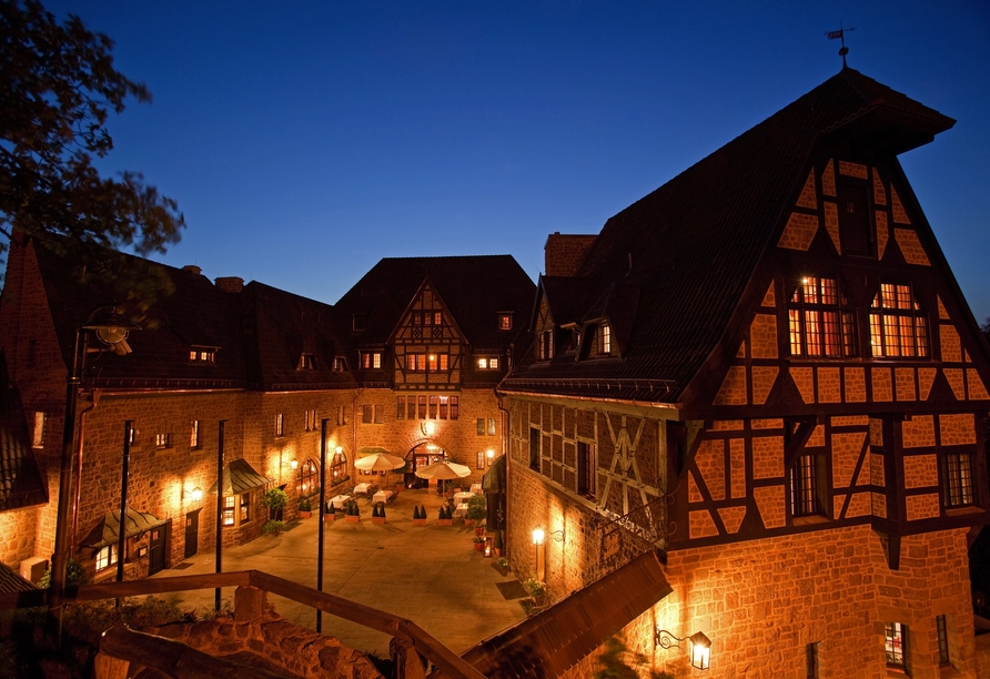 Nachts erstrahlt der Innenhof des Romantik Hotels auf der Wartburg.