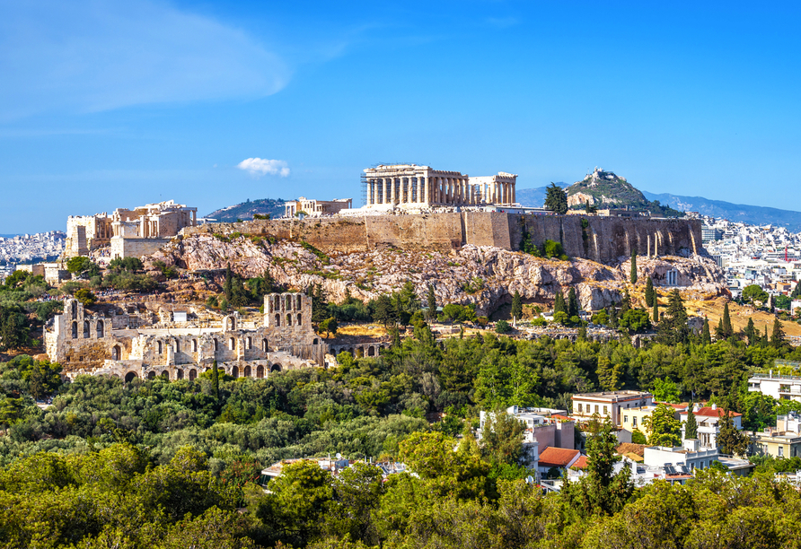 Athen mit der berühmten Akropolis liegt in unmittelbarer Nähe zu Piräus.