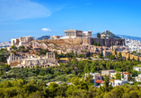Athen mit der berühmten Akropolis liegt in unmittelbarer Nähe zu Piräus.